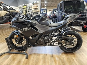 Nueva Motocicleta Deportiva Kawasaki NINJA 500 ABS 2026 en Negro Metálico/Black Spark Metálico - 110074 - Product Image 2