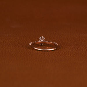 Bague de fiançailles en diamant de laboratoire en or rose 18KT Design fait à la main Style tendance pour les femmes pour les fêtes et les cadeaux - Product Image 3