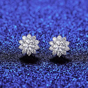 ต่างหูมอยส์ซาไนต์ทรงกลม 1 กะรัต รูปดอกไม้ ประดับเพชรแบบฮาโลคัท - Product Image 3