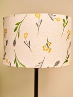 Calvin Metall-Blitz-Stehlampe mit 3 Ablagen Modernes Design Offsetdruck Polierte Oberfläche-Wohndekor von Calvin Handicraft