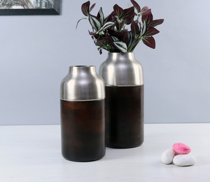 Florero Decorativo de Metal Negro de Diseño Moderno, Acabado Duradero para Bodas, Fiestas o Decoración del Hogar, Cantidad al por Mayor - Product Image 1