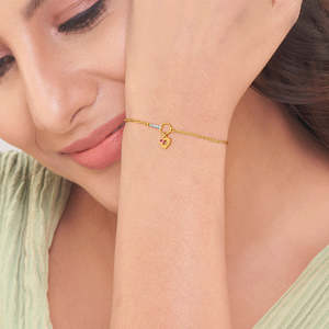 สร้อยข้อมือห้อยจี้รูปหัวใจสีทองสำหรับผู้หญิง - Product Image 2
