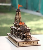 Modèle Ram Mandir Ayodhya en bois avec lumières LED Pièce maîtresse de temple faite à la main et cadeau de décoration intérieure Ram Janmabhoomi Hindu Mandir Shrine
