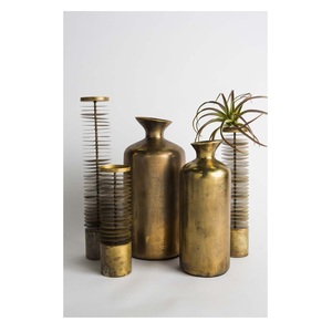 Vase à fleurs en métal décoratif de qualité supérieure, améliorant la décoration de la maison avec des arrangements floraux élégants - Product Image 1