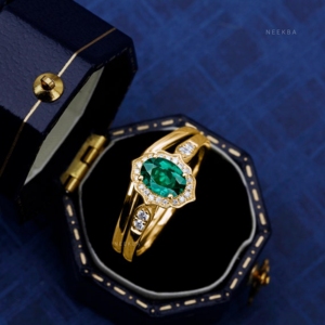 Joyas de esmeralda de oro amarillo sólido de 10K, juego de anillos de novia de 2 piezas, anillo de esmeralda de corte ovalado estilo flor emparejado con banda de boda - Product Image 2