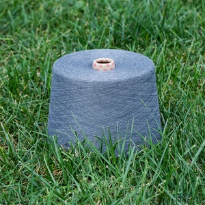 Màu xám 100 <span class=keywords><strong>polyester</strong></span> sợi tinh khiết <span class=keywords><strong>Polyester</strong></span> vòng quay sợi <span class=keywords><strong>NE</strong></span> 16 20 <span class=keywords><strong>30</strong></span> 40 50 60 Spun sợi cho vải dệt kim dệt - Product Image 4