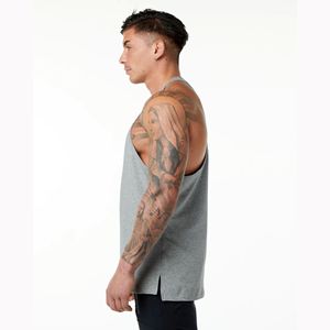 Camiseta 94% de algodón para hombre, prenda transpirable de corte bajo, con espalda cruzada abierta, color gris, dobladillo escalonado, 6% Spandex - Product Image 3