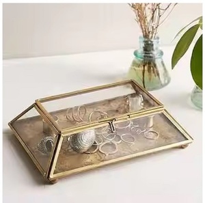 Boîte à bijoux vintage gravée, magnifiquement décorative, en verre et laiton de haute qualité, taille personnalisée pour le rangement et la décoration à la maison ou au bureau - Product Image 3