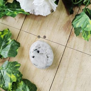 Piedra de Palma hecha a mano, piedra lunar arcoíris a granel, piedra de preocupación de cristal para aliviar el estrés y equilibrar Chakra - Product Image 6