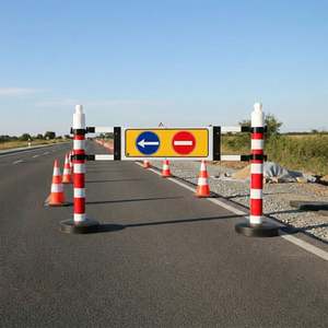 Barrière de circulation en PVC 180 x 120 cm avec panneau de signalisation et signal d'interdiction d'accès - Product Image 2