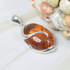 Colgante de forma ovalada de ámbar Báltico natural de sólida plata de ley 925 - Product Image 1