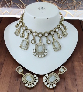 Ensemble de collier en pierre de Doublet Moissanite Tiyani Kundan Finition de qualité supérieure Ensemble de collier en laiton Parfait pour les fêtes, les occasions festives - Product Image 5