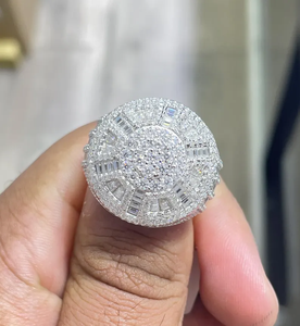 Bague de luxe en argent 925 avec dôme rond, sertie de diamants moissanite baguette et ronds, pavé glacé, style hip-hop, pour homme - Product Image 1