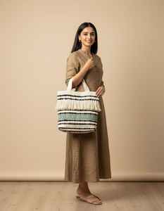 Sac à bandoulière pour femme en coton écologique fait main par Craftstages International, broderie décontractée, motif, fermeture éclair - Product Image 6