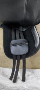 Selle synthétique Endurance avec genouillère souple et rabat de conception avancée Selle d'équitation anglaise polyvalente avec panneaux floqués en laine - Product Image 3