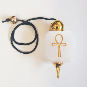 ลูกตุ้มเรกิทำมือจากหินธรรมชาติ เซเลไนต์ รูปทรงกลม แกะสลัก พร้อมฝาปิด หินบำบัดจักระ สไตล์อินเดีย - Product Image 1