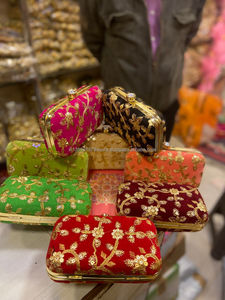 Sac à main en soie pour femme avec chaîne d'épaule et fermoir en métal, broderie dorée Arti Tari, pour mariages indiens et occasions spéciales - Product Image 3