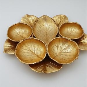Élégant serveur de fruits secs en aluminium avec trois compartiments à feuilles en finition dorée pour une salle à manger décorative et une utilisation fonctionnelle. - Product Image 6