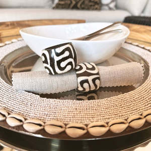 Anneaux de serviette classiques écologiques faits à la main avec couleur personnalisée par Royal Artisans Os de buffle naturel pour cadeaux d'affaires - Product Image 1