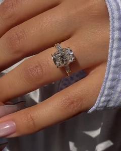 Bague de fiançailles à trois pierres en CZ taille coussin 10x8 mm, plaquée or jaune, argent 925, bijoux de mariage fins pour femmes, vente en gros - Product Image 1