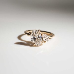Toi et Moi Bague de Fiançailles et de Mariage en Diamant de Laboratoire Certifié IGI, Coupe Ovale Poire de 1,65 Carat, Bijou à Deux Pierres Créé en Laboratoire - Product Image 1
