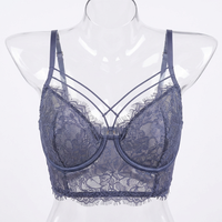 Ensemble de Lingerie Boudoir Gris Foncé en Dentelle Florale à Cils avec Armatures, Bretelles Croisées à l'Avant, Soutien-Gorge à Anneau Métallique et String – Vente en Gros