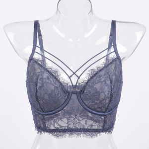 Ensemble de Lingerie Boudoir Gris Foncé en Dentelle Florale à <span class=keywords><strong>Cils</strong></span> avec Armatures, Bretelles Croisées à l'<span class=keywords><strong>Avant</strong></span>, Soutien-Gorge à Anneau Métallique et String – Vente en Gros - Product Image 1