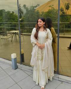 Ropa de fiesta de moda Palazzo con diseñador Top y Dupatta Traje étnico para mujer con detalles bordados Perfecto para festivo - Product Image 2