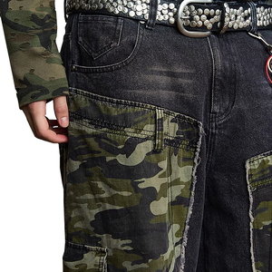 Pantalon cargo évasé en denim stretch coton, coupe slim, taille mi-haute, effet délavé camouflage personnalisé, bords bruts, patchwork, style streetwear - Product Image 4
