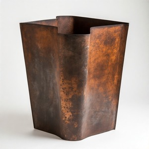 Heirloom Estate Pot coulé en bronze antique avec des détails de rivets rustiques et une base à pied majestueuse idéale pour l'affichage du patrimoine - Product Image 2