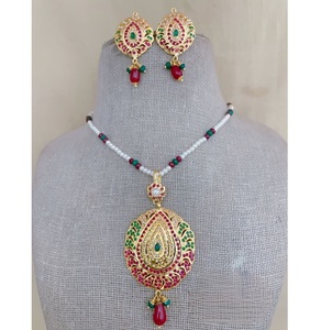 Conjunto de Collar Jadau Chapado en Oro de Diseño de Alta Calidad con Aretes para Bodas y Colección Festiva para Mujer - Product Image 1