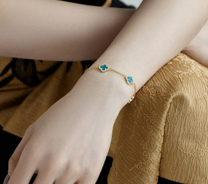 Exquisita Pulsera de Trébol de Cuatro Hojas con Diamantes Moissanite y Zafiros, Pulsera Floral en Oro Blanco - Product Image 3