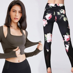 Haut de yoga solide de qualité supérieure avec leggings de compression à étriers sublimés-Ensemble élégant et fonctionnel pour l'entraînement quotidien - Product Image 4