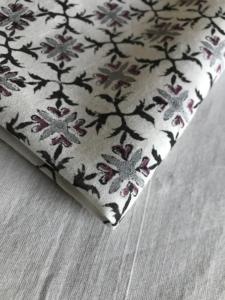 Tissu en coton imprimé à la main, motifs floraux géométriques noirs et gris avec des accents de vin - Product Image 3