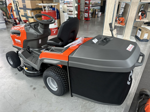 Tracteur de jardin Husqvarna TC 215T, tondeuse à gazon de 95 cm, moteur bicylindre de 15,9 CV, transmission hydrostatique, bac de ramassage de 300 L - Product Image 4