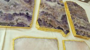 Plateaux de pierres précieuses fabriqués sur mesure à partir de vraies pierres précieuses, y compris l'améthyste et le quartz rose avec bordures - Product Image 3