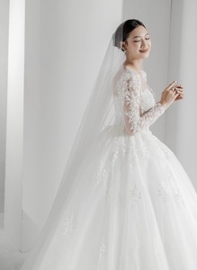 OEM personalizado DRSS nuevo modelo vestido de novia Sexy elegante bola diseño hecho a mano flor encaje rebordear de talla grande manga larga verano - Product Image 2