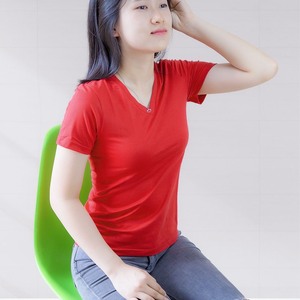 T-shirts à col en V pour femmes de qualité supérieure T-shirt à manches courtes en coton 100% avec logo personnalisé - Product Image 2