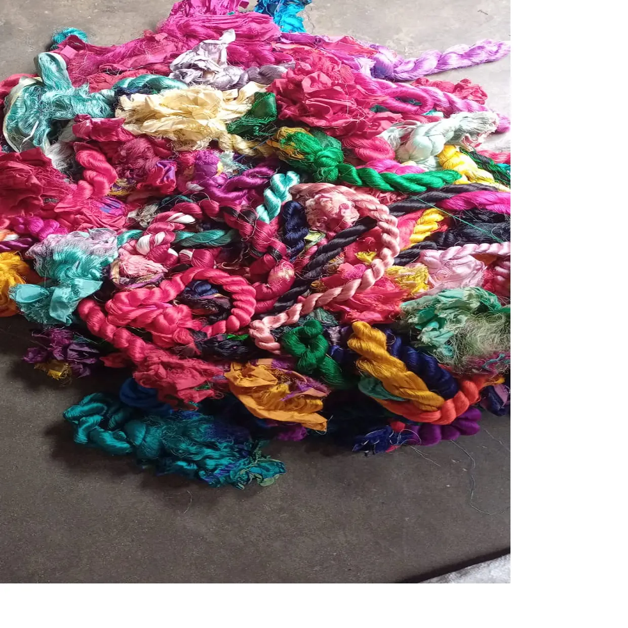 Thrums de soie sari sur mesure faits avec des déchets de fibre de soie pure, idéaux pour les fournisseurs de fil et de fibre de soie
