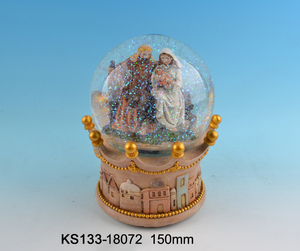 Cadeau personnalisé <span class=keywords><strong>de</strong></span> décoration <span class=keywords><strong>de</strong></span> boule à neige musicale riche en crèche <span class=keywords><strong>de</strong></span> Noël en polyrésine - Product Image 3