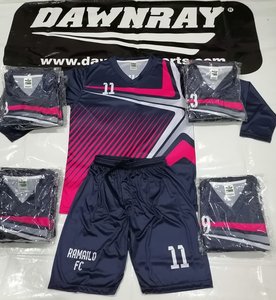 Uniformes de football professionnels personnalisés en bleu marine | Hommes Femmes Jeunes Tailles | Vêtements de sport légers à séchage rapide en gros - Product Image 1