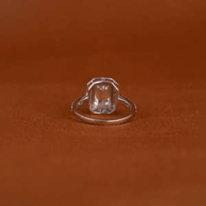 Bague de fiançailles et de mariage pour femme en or massif 18 carats plaqué or, sertie d'un halo de diamants de laboratoire taille émeraude, faite à la main - Product Image 5