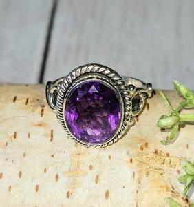 Anillo Fino Hecho a Mano en Plata 925 para Mujer con Gema de Amatista de Corte Ovalado, Fuente Directa, Estilo Bohemio, Engaste en Bisel - Product Image 1