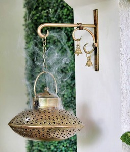 Brûleur d'encens de style lanterne finition or, parfait pour la décoration d'entrée et une ambiance chaleureuse, fabriqué à la main en Inde - Product Image 6