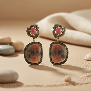Boucles d'oreilles pendantes vintage pour femme en plaqué or 22 carats avec pierre sertie closée - Product Image 2