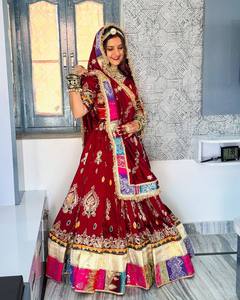 SERIE CON LA NUEVA TELA ESPECIAL PARA NAVRATRI, CHANIYA CHOLI, ALGODÓN MUSLINA GRUESO CON TRABAJO DE ESPEJOS AUTÉNTICO, Secado Rápido para Fiestas - Product Image 2