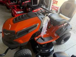 Tractor Cortacésped de Jardín Nuevo y Usado con Transmisión Hidrostática, Altura de Corte Ajustable y Recolector de Césped Grande - Product Image 2