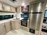 Caravane hybride abordable 4x4 moderne pour 4 personnes, remorque de camping confortable pour les voyages tout-terrain, mini-camping-cars pour le camping