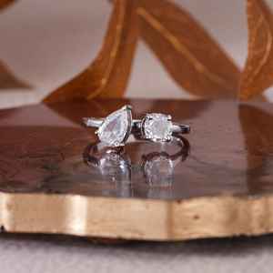 Anillo de Boda Personalizable con Moissanita Original en Corte Pera para Mujer, Plata de Ley 925 con Baño de Rodio, Joyería Fina, Regalo para Pareja - Product Image 1