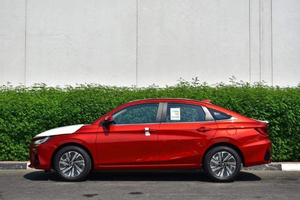 รถยนต์ยามาฮ่า รุ่นซีดาน พวงมาลัยซ้าย สีแดงขาว - Product Image 5